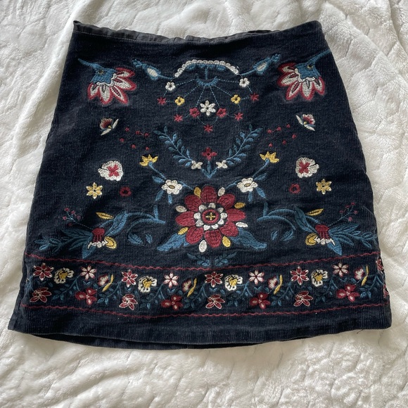 Beautiful mini skirt with stitching details - Picture 3 of 4